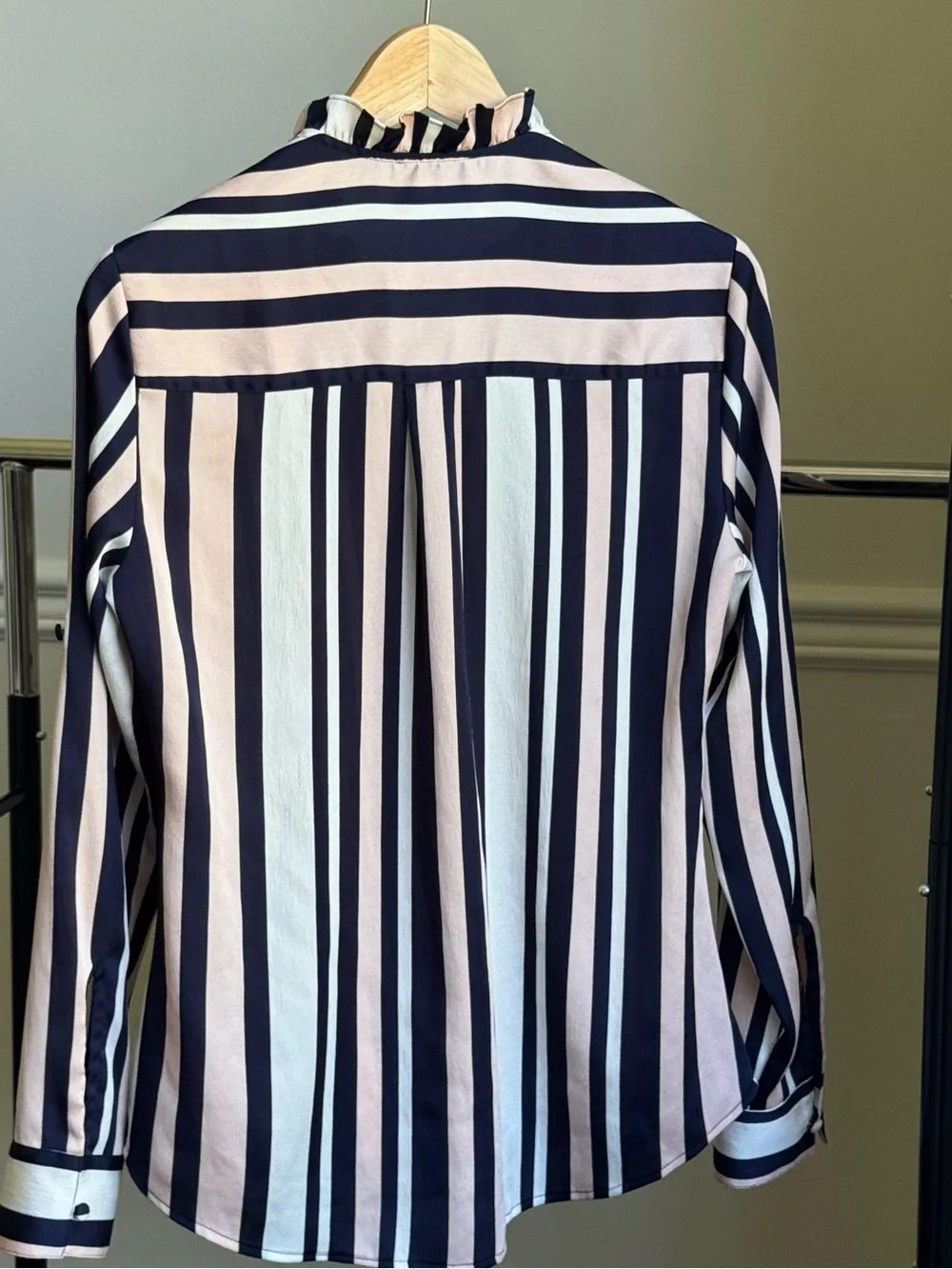 Express Portofino Blouse Striped Ruffle-Trim Button Front S Blush &Navy Preowned